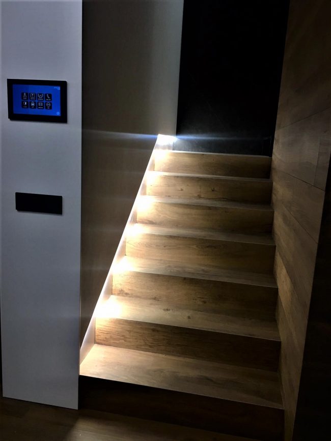 Escalera iluminada madera