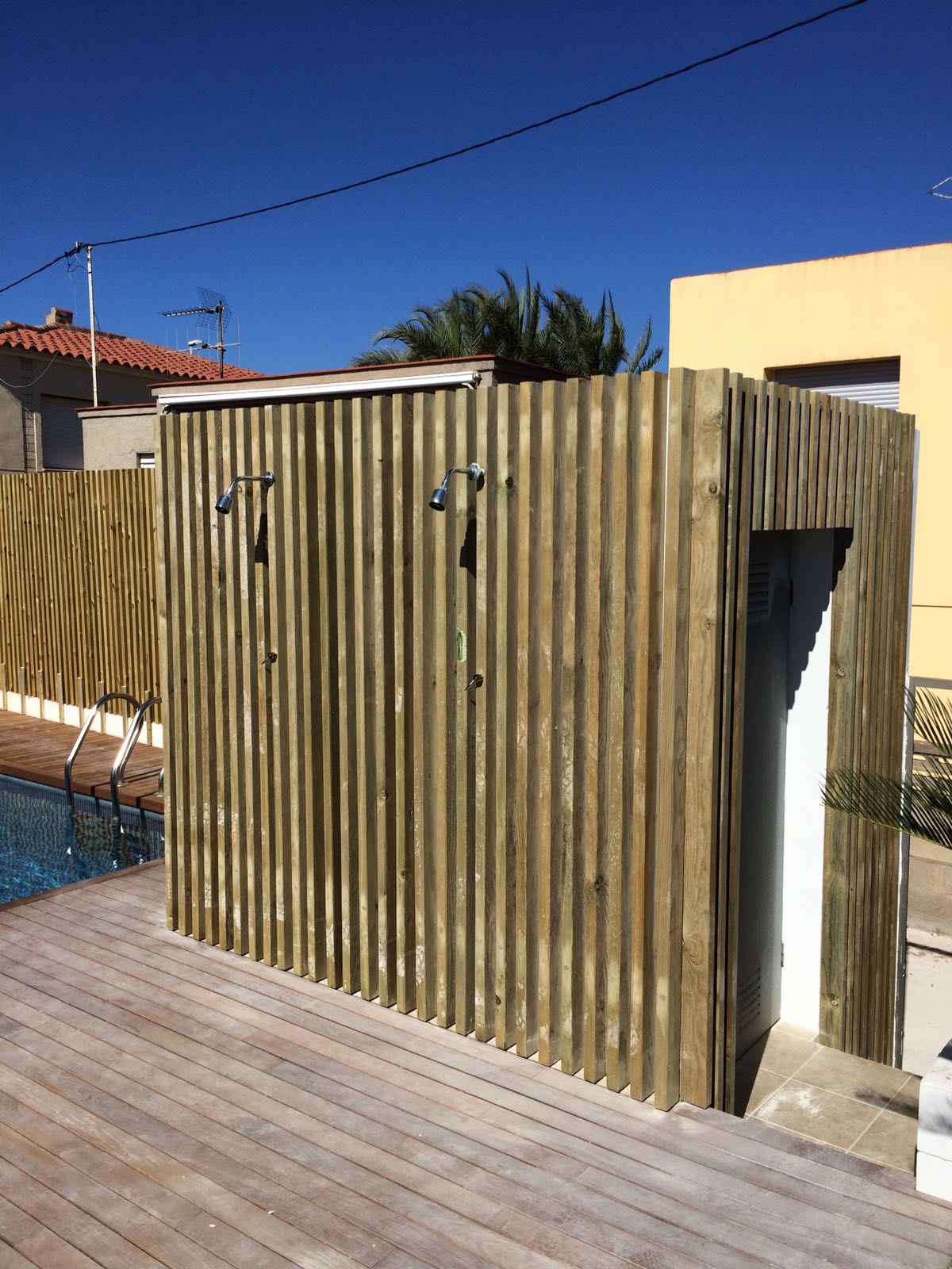duchas piscina con paneles madera